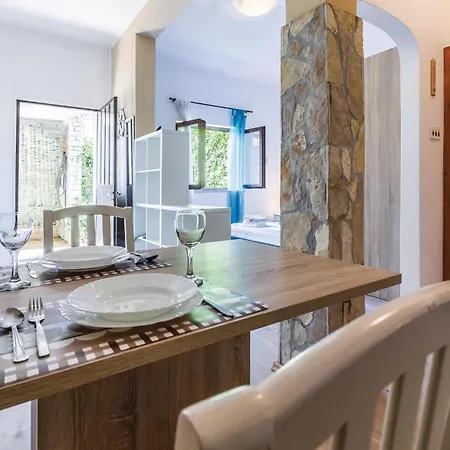 Cozy Apartment In Pula With Wifi *