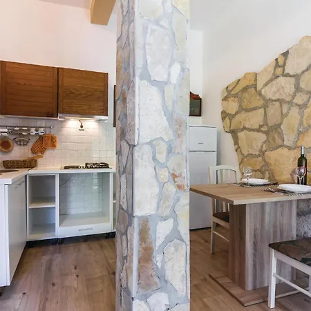Cozy Apartment In Pula With Wifi Pula